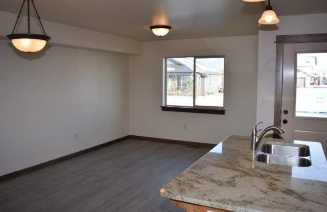 Newer 3 Bedroom 2.5 Bath Townhome Close to shopping! photos photos