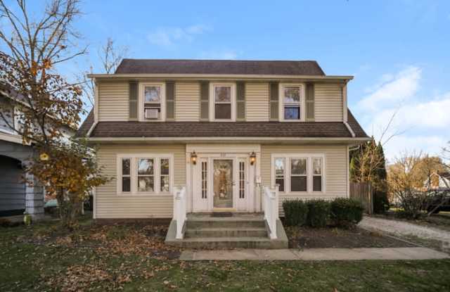 468 Greenwood Avenue - 468 Greenwood Avenue, Akron, OH 44320
