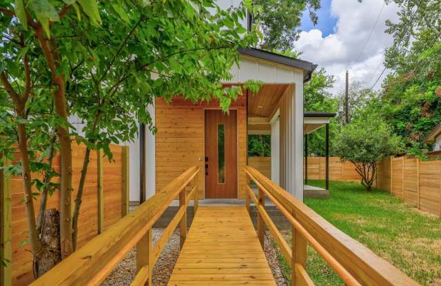 Modern and Cozy Retreat in Austin's coveted Windsor Park neighborhood! Gallery 3