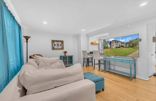 Beautifully Updated End-Unit Townhome in Prime Location Gallery 4