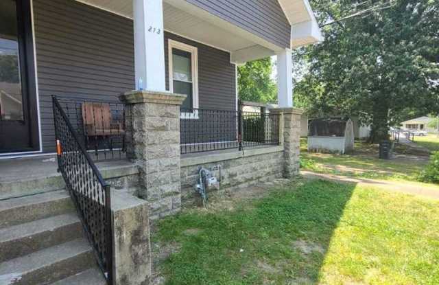 Nice Super Large 3 Bedroom, 1 Bath House with Fenced-in Back Yard Gallery 4