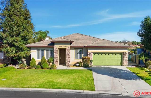 Spacious 4BD/2.5BA + Office Home in Bakersfield's 93312 – Garage & Full Kitchen Package! photos photos
