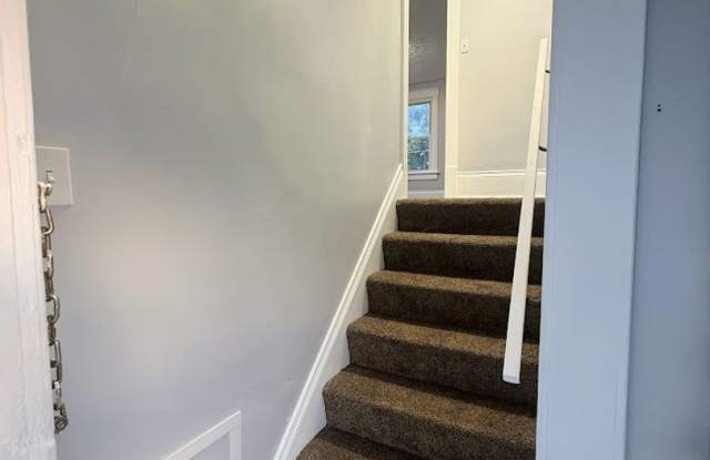 Three bedroom one bathroom 2nd level apartment for rent Gallery 2