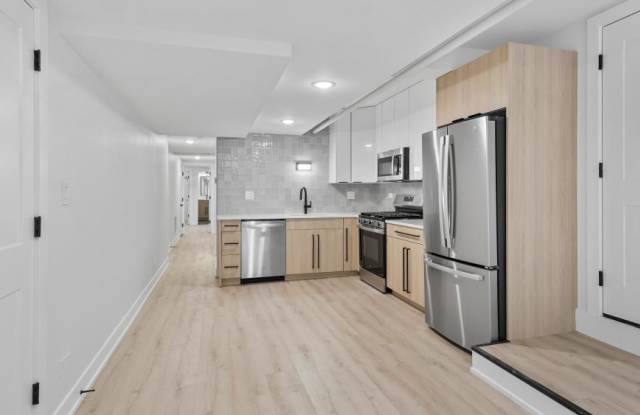 5627 N Wayne Gallery 3