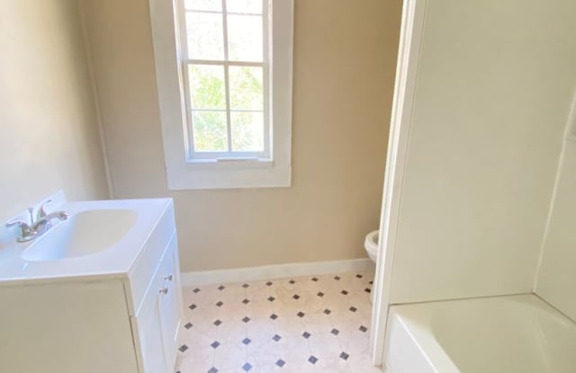 2Bed/1Bath Home Available June 2026! photos photos