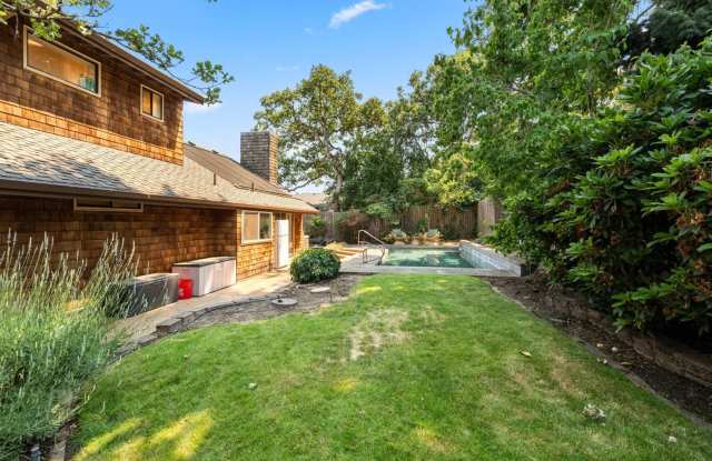 Lovely 3-bedroom home, Inground pool and lounge area!! Gallery 4