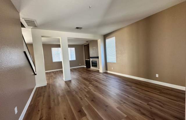 Gorgeously upgraded 4 bedroom home in Hunter's Ridge Gallery 3