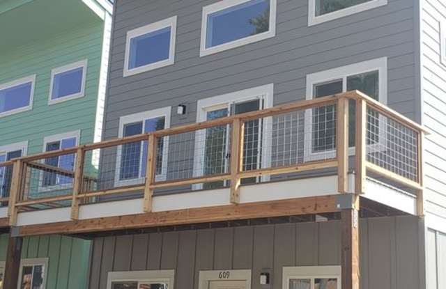 3 Bedroom Furnished Home close to Town Gallery 4
