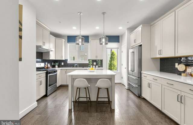 820 THOMPSON Crescent Gallery 1
