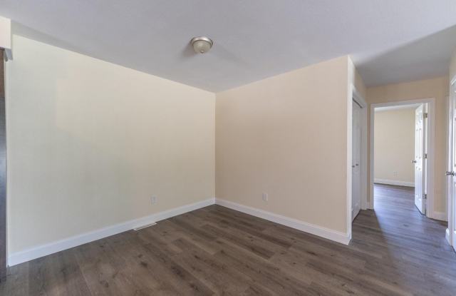 Gorgeous 2 bedroom 2 Bath 2 Car Garage Duplex!! Gallery 4