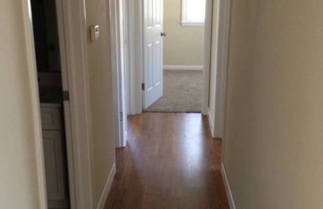 Spacious 3Bed/2Bath Reduced Rent  Security Deposit - 2303 Glenoak Drive, Champaign, IL 61821