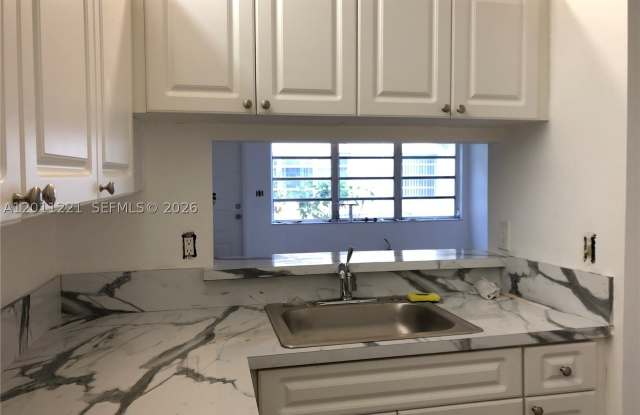 1027 Twin Lakes Dr Gallery 2