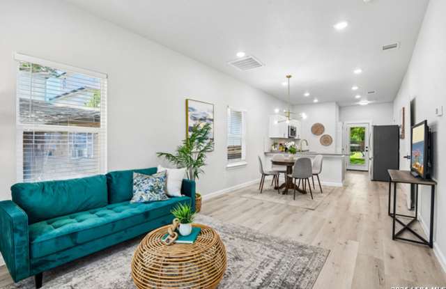 2BED/1BATH Newly Renovated House for Lease! Available NOW! Gallery 1