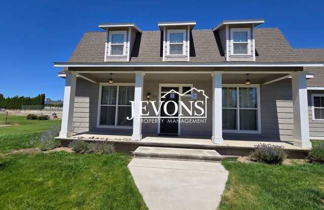 Spacious 4-bedroom home with fully equipped kitchen and 2-car garage near Stewart Park – Easy access to US-12! photos photos