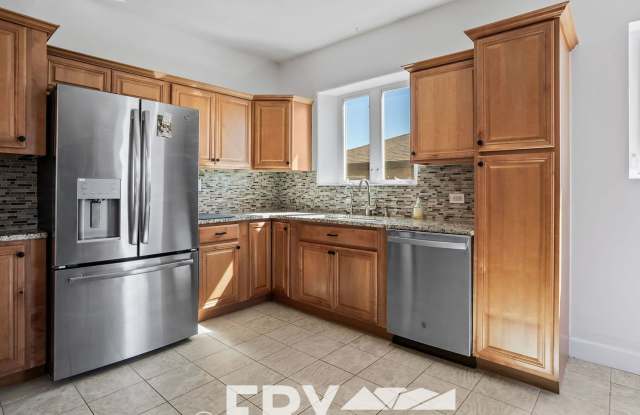 Updated Home Near Highlands and Edgewater Gallery 4
