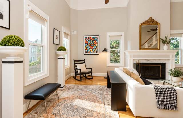 Luxury Three Bed, Two Plus Half Bath with Private Parking Rental Home Gallery 3