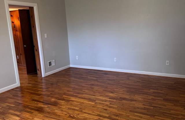205 West Avenue NW  **MOVE IN SPECIAL** Gallery 4
