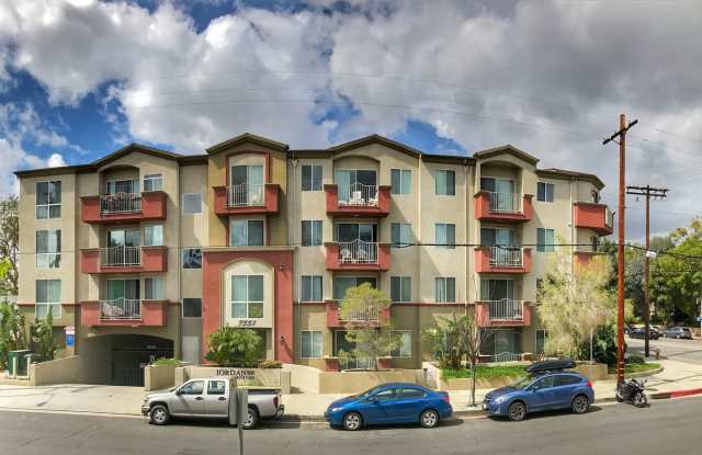 Immediate Move In: Spacious 3bed2bath condo Adjacent to Warner Center/Woodland Hills! Minutes to TheVillage Westfield Topanga, shops, restaurants, market and Orange Line Transportation! - 7551 Jordan Avenue, Los Angeles, CA 91303