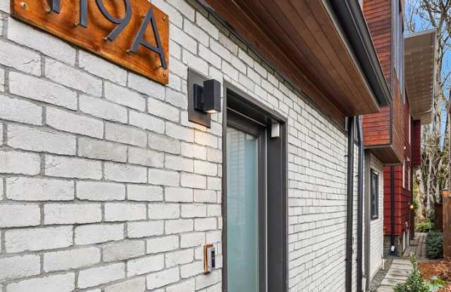 2Bd/1.75Ba Seattle Townhome Gallery 4