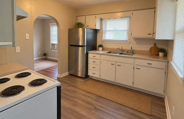 2109 N Rosewood Ave - 3 Bed Home Near Ball State with Basement, Garage & Large Backyard Gallery 1