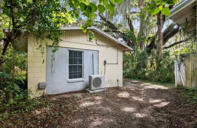 Welcome to this fully renovated private High St studio apartment in Leesburg Fl. Gallery 4