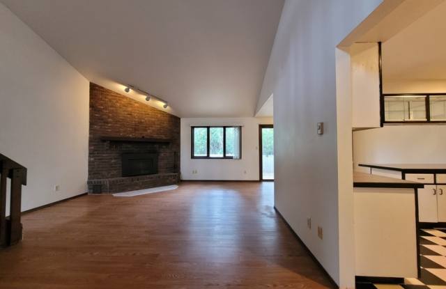 1401-1403 North Birchwood Avenue - 1401 Gallery 2