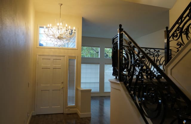 Gorgeous Remodeled Home for Lease in Steamboat Landing - 13617 SE 36th St Gallery 4