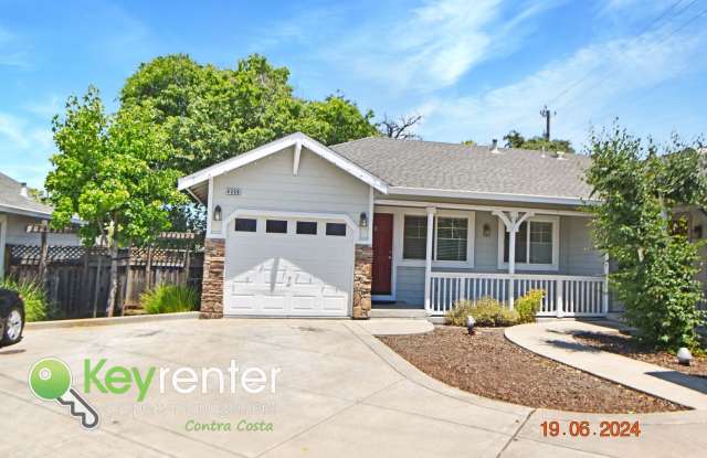 Charming 3 bed 2 bath home with spacious backyard! photos photos