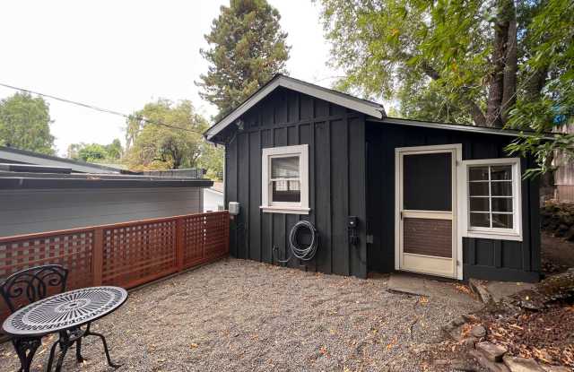 CHARMING STUDIO COTTAGE HOME WITH PRIVATE YARD photos photos