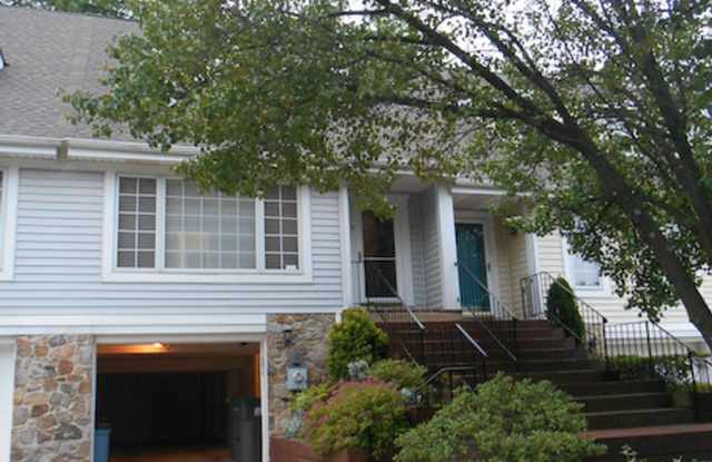 Single Family Townhome, 2 bedrooms, 3 full baths and a loft bonus area! photos photos