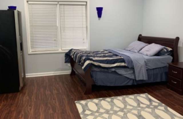 6433 Queens Court Trace Gallery 3