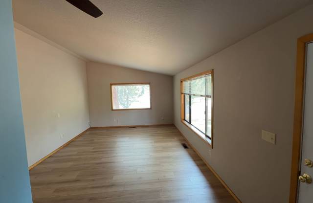 3 Bedroom / 2 Bathroom Home in NE Bend. Gallery 4