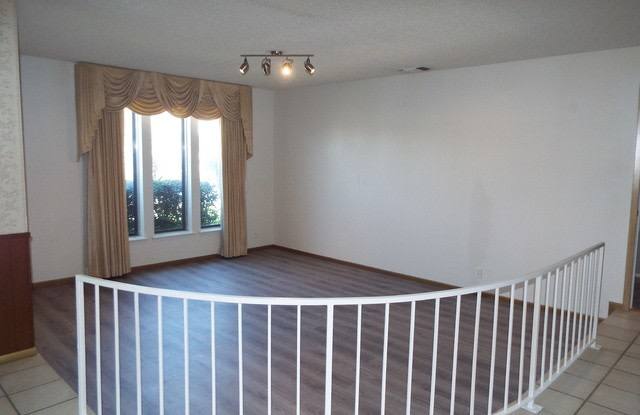 218 FENWICK DR Gallery 2