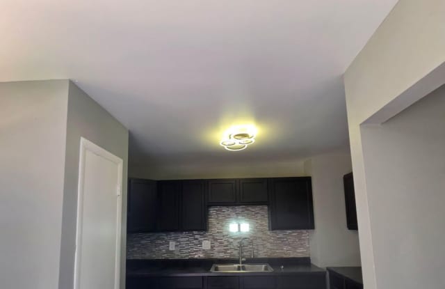 3 Bedroom Condo - Fully renovated Gallery 4