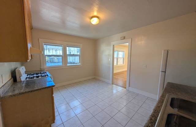 Spacious 2 Bed- 1 Bath, with Hardwood/Tile Floors throughout- near East 23rd Ave. Gallery 3