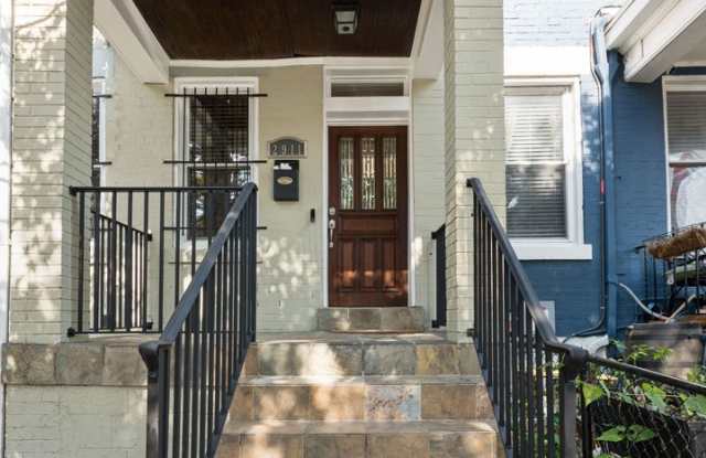 3 Level Semi-Detached Row Home in Columbia Heights Gallery 3