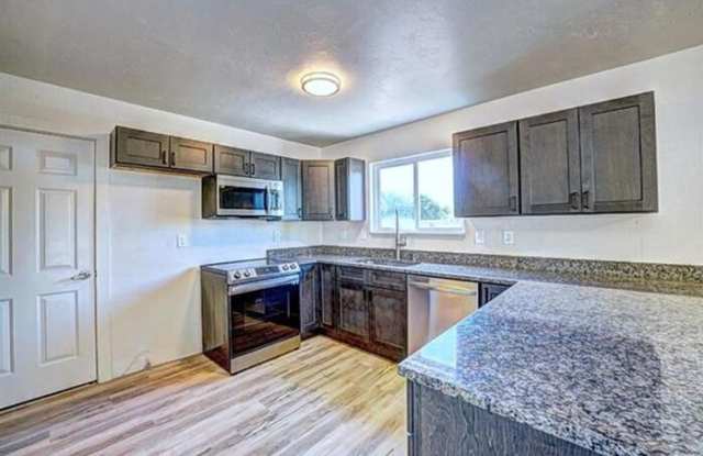 601 West Indian Creek Drive Gallery 3