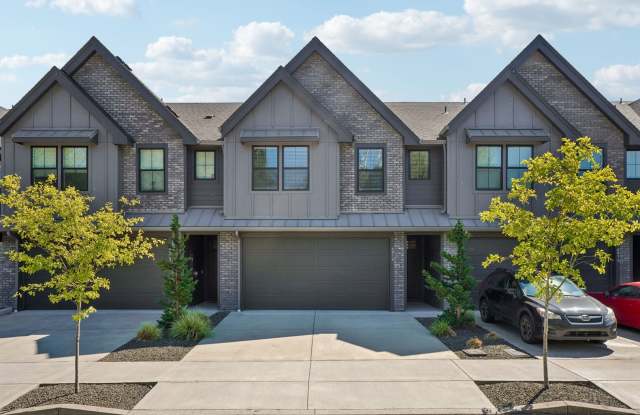 Luxury Townhome for Lease at the Courtyards at Hidden Crest - 6919 NE 132nd Way Gallery 1