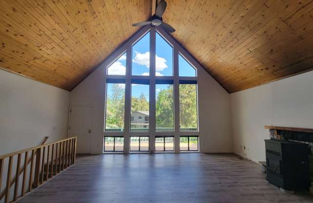 3 Bedroom Mountain Retreat with 2 Car Garage, Private Deck & Trail Access Gallery 3