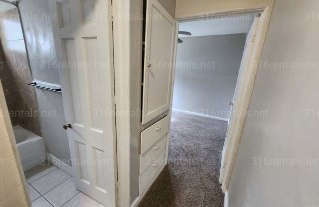 $895- 2 bedroom / 1 bathroom - Duplex Gallery 4