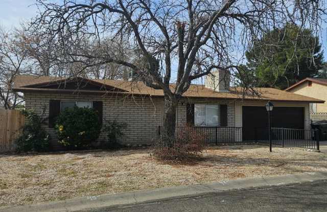 Charming 3BR House in Kingman - 1080 Hillside Drive, Kingman, AZ 86409