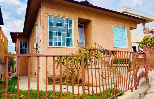 Charming Vintage Two-Bedroom Bungalow with Dining Room & Office Gallery 4