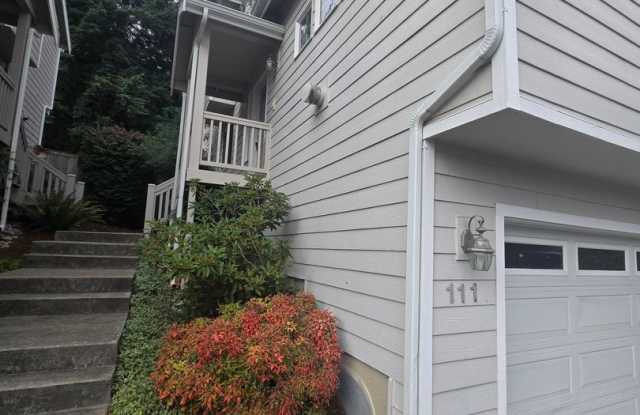 Comfortable Bremerton Townhome with Bonus Room and Fireplace Gallery 3