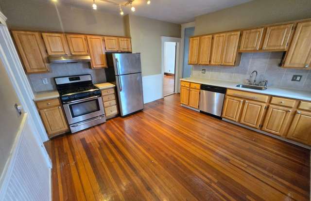 Location Location with this Versatile 2 Bd 1 Bath on Forest Hills St With Parking photos photos