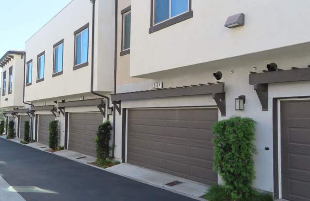 Immaculate Three bedroom Townhome in Gated Community Gallery 3