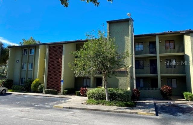10 ESCONDIDO CIRCLE - 10 Escondido Circle, Altamonte Springs, FL 32701