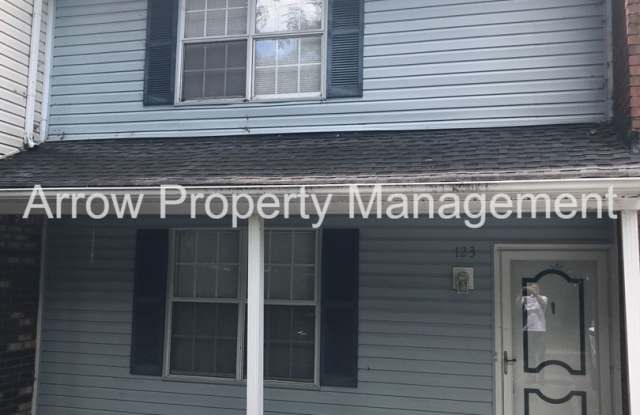 Great 2 Bedroom Townhome on Quiet Dead-End Street! - 123 Five Oaks Drive, Nashville, TN 37217