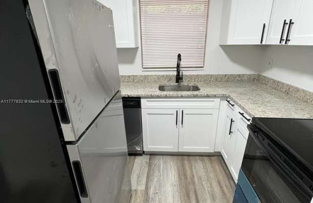 916 SW 10th St - 916 Southwest 10th Street, Hallandale Beach, FL 33009