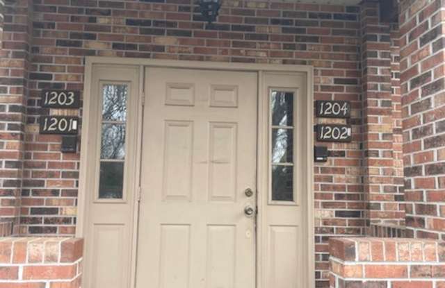 Knoxville 37912 - 2 bedroom 1.5 bath condo - call Howard Grower 865-705-0969 photos photos