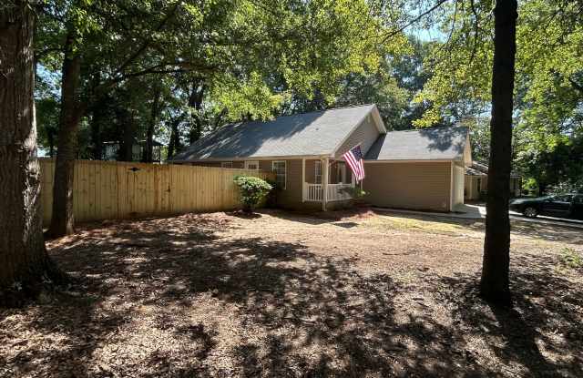 Newly renovated 3 Bedroom 2 Bathroom home! Available now! Gallery 1
